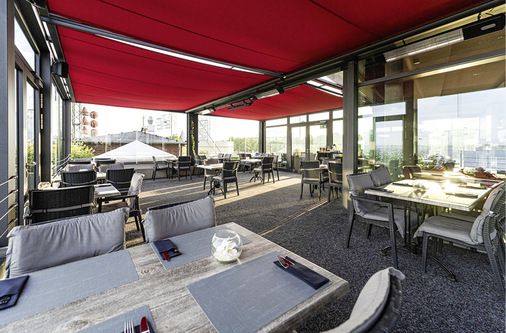  Um an sonnigen Tagen eine angenehme Verschattung zu schaffen, ist die Konstruktion mit einer Unterdach-Markise ausgestattet.