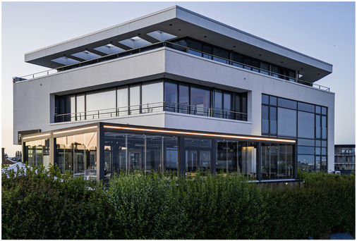  Direkter Blick auf das Meer, geschützte und zu ­öffnende Außenfläche, geringe Sichtbeeinträchtigung – diese Anforderungen des Bauherrn erfüllt die neue Überdachung der Restaurantterrasse. 