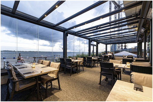  Für die Abendstunden sind innen dimmbare LED-Strahler unter dem Dach positioniert. Außen lädt eine Stripe-Beleuchtung in der Blende durch die ansprechende Optik zum Verweilen ein.