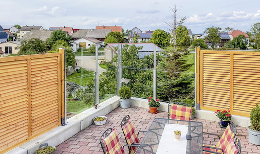  In Gartenbereichen wird SlideGlass häufig an existierende Mauern oder auf ein solides Betonfundament montiert. Für dauerhafte Verankerung im Boden bieten sich Krinner Schraubfundamente an, so der Hersteller.