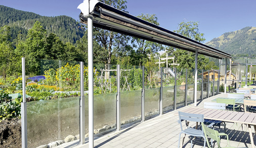  Variable Glasdicken im System bietet vielfäktige Anpassungsmöglichkeiten, diese reichen von eleganten, leichten Windschutz-Elementen bis hin zur robustem Absturzsicherung mit integriertem Windschutz.