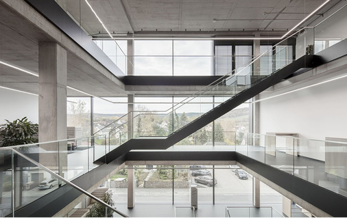 Die großen, hellen Fassadengläser ermöglichen eine hohe Aufenthalts­qualität im neuen WIKA-Innovationszentrums - © Foto: Marcus Bredt Fotografie
