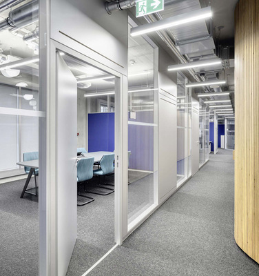  Hochschalldämmende Flurglaswände bringen Licht in den Flur.