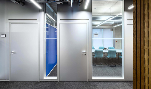  Holztüren und Vollwandoberteile sind mit Aluminiumschichtstoff belegt.