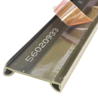  Schritt 2 – Folie lösen: Schutzfolie des Dichtklebebands an einer Seite ca. 100 mm lösen.  Tipp: Schutzfolie nach oben stülpen.