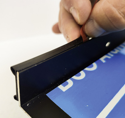  Schritt 3 – Dichtung ­positionieren: Tropf­kante der Anschraubdichtung am Anschraubsteg der Fensterbank ­positionieren, Dichtung festhalten und andrücken.