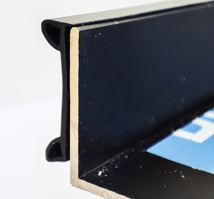  Schritt 5 – Position überprüfen: Richtige Positionierung der Anschraubdichtung überprüfen.