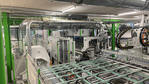  Die neue Fertigungsanlage für Rahmen und Flügel von Aluminium-Holz-Fenstern arbeitet weitgehend vollautomatisch, so dass sie von nur einem Mitarbeiter bedient werden kann.
