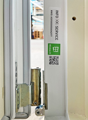  Mit der Window.ID, die Kneer-Südfenster auf alle Fenster aufbringt, lassen sich auf Lebenszeit grundlegende Daten wie Scheibenmaße, Beschlagausstattung, Sicherheitsstufe, Farbe etc. abrufen. Fachhandwerksbetrieben wird so vieles erleichtert – beispielsweise die Endabnahme.