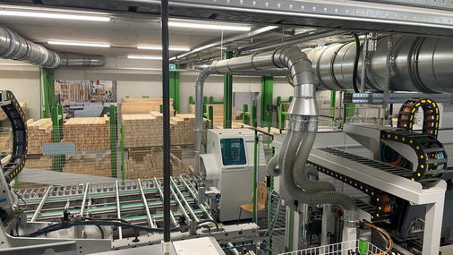  Mit einer neuen Hochleistungs-CNC-Anlage für die komplette Fertigung von Rahmen für Aluminium-Holz-Fenster und -Türen steigert Kneer-Südfenster seine hohen Ansprüche hinsichtlich Flexibilität, Präzision und Zuverlässigkeit.