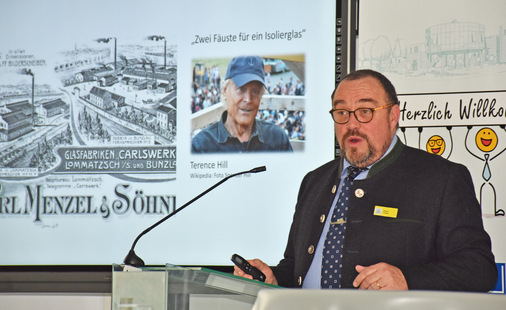  Jürgen Sieber, Glasermeister und Betriebswirt des Handwerks, sorgte mit einer Reise in die Geschichte des Glaserhandwerks für heitere und erhellende Momente im großen Hörsaal der Akademie.