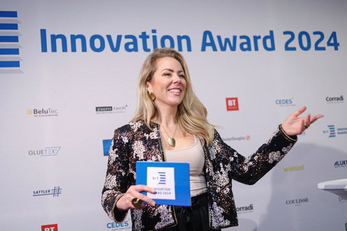  Die Moderatorin Dr. Ines Marbach führte durch die Verleihung des R+T Innovationspreises 2024.
