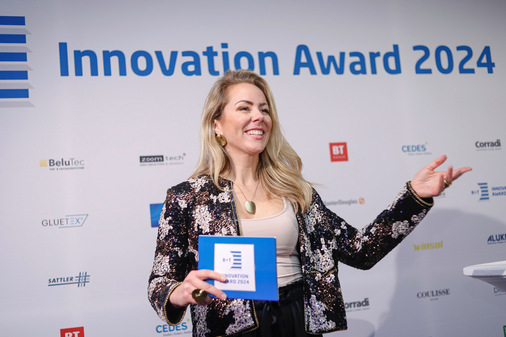 Die Moderatorin Dr. Ines Marbach führte durch die Verleihung des R+T Innovationspreises 2024. - © Landesmesse Stuttgart GmbH

