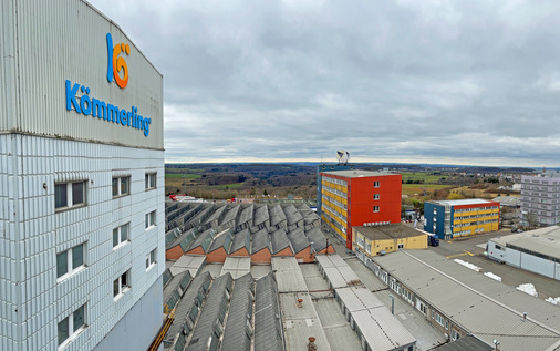  Blick vom Mischerturm auf das Firmengelände in Pirmasens. Es steht noch viel Hallenfläche zur Verfügung, die mit Photovoltaik-Anlagen ausgestattet werden können.