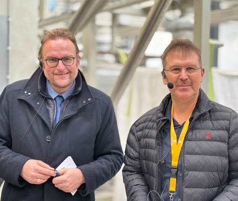 Der Oberbürgermeister von Pirmasens Markus Zwick (l.) und der technische Direktor bei profine, Dominik Schreiber - © Daniel Mund / GW
