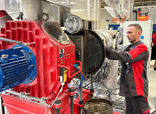  Durch diese Anlage wird das Recyclingmaterial durchgepresst, damit am Ende homogenes Material für den Extrusionsprozess bereitgestellt werden kann.