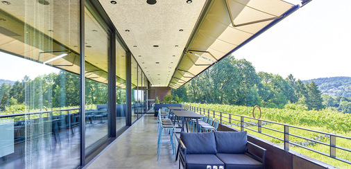  Zum Einsatz kamen auf der insgesamt 35 Meter langen, überdachten Gastroterrasse acht einzelne Markisen.