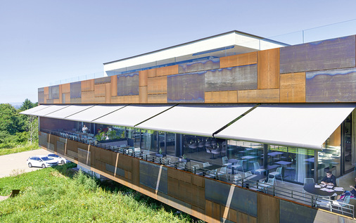  Seit 2022 beschatten die Markisen die Gastroterrasse und die großzügige Fensterfront des Gastraums mit spektakulärem Blick auf die Weinberge und die Rheinebene.