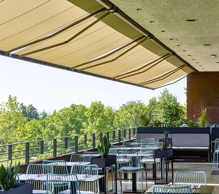  Die Gäste genießen den freien Ausblick bei perfekten Schutz vor Sonne und leichten Regenschauern. 
