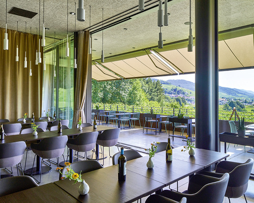  Auch die Gäste im Restaurant profitieren durch den Sonnenschutz der Markisen der Typen markilux 5010 und 990.