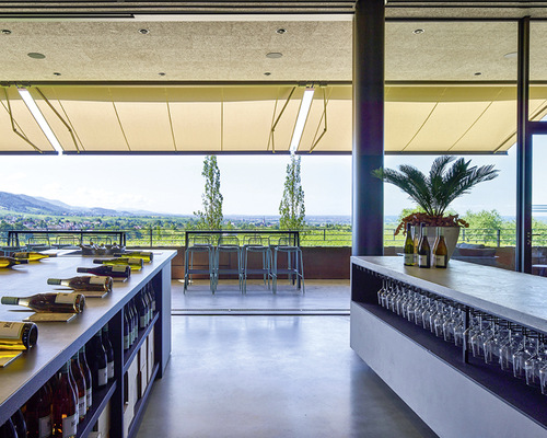  Auf die Architektur des Gebäudes farblich abgestimmte Markisen spenden den dazu passenden Schatten.