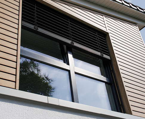  Ausdrucksstark: Fassade mit Conti woodec Turner Oak malt in Kombination mit anthrazitfarbenen Fensterprofilen.