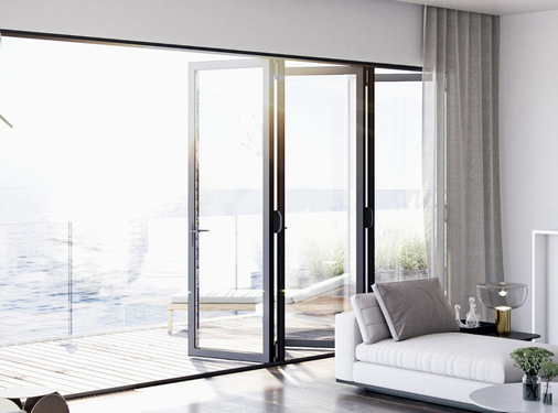  Das neue Glas-Faltanlagensystem Aluhaus Fold ermöglicht ­Durchgangsbreiten von über 6 m.