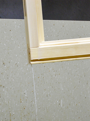  Wichtig: Nach der Imprägnierung werden die Traversen automatisch schräggestellt, um überzähliges Material abtropfen zu lassen. Laut Claudia Max-Heine lässt sich dieses bei sorgfältigem Umgang mit dem Abtropfbereich wiederverwerten, v. a. aber trägt ein optimiertes Abtropfverhalten zur Oberflächenqualität bei.