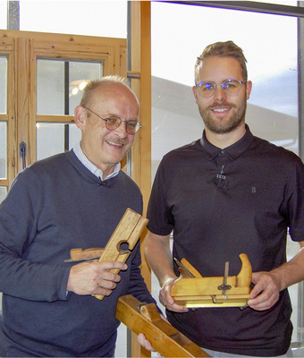  Altholzfenster und Schreinermuseum: Sich zu den eigenen Wurzeln zu bekennen – hier, im Schreinermuseum, steht die Werkzeugkiste der Urahnen aus dem 19. Jahrhundert – ist beim Betrieb in Fridolfing nie Marketing. Sondern im Sortiment konsequent umgesetzt.