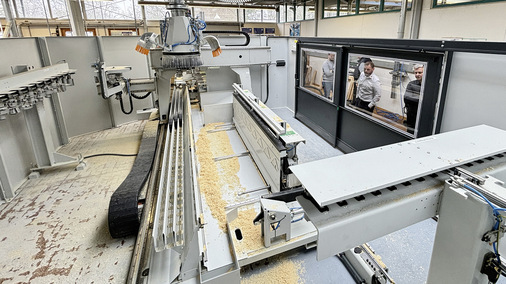  Die neue CNC-Anlage an der Akademie GFF in Karlsruhe. Das Paket beinhaltet eine CNC-Anlage von Anlagenbauer Weinig, eine Software-Organisation von Klaes, die Werkzeug-Bestückung von Leitz und die Belieferung von Aluminium-Schalen von Gutmann. 