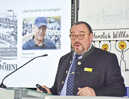 Jürgen Sieber, Glasermeister und Betriebswirt des Handwerks, sorgte mit einer Reise in die Geschichte des Glaserhandwerks für heitere und erhellende Momente im großen Hörsaal der Akademie. - © Foto: Daniel Mund / ​GW
