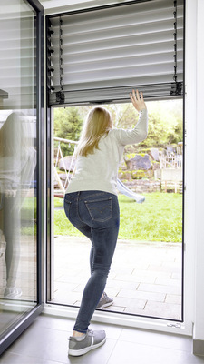  Durch Anheben des Raffstores arretiert sich die Endschiene auf vordefinierte Höhe seitlich in den Führungsschienen und gibt den Weg nach draußen frei.