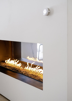  Smoke-Control ist ein kompaktes Gerät, das mit ­Hilfe von fotoelektrischen und Temperatursensoren die frühzeitige Erkennung von Rauch oder Feuer durch LED- und akustische Signale ermöglicht.