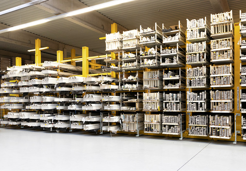  Die Hegla Die Langgutpaletten werden in schienengeführten Kragarmregalen bereitgehalten, die platzsparend nebeneinander und ohne Abstand angeordnet sind. 