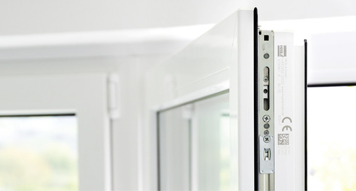  Mit der Lasermarkierung der Hegla boraident werden Türen und Fenster digital. Ist die hochauflösende Kennzeichnung auf das Profil aufgebracht, ist eine eindeutige Identifizierung in der Produktion und darüber hinaus zu jedem Zeitpunkt möglich.