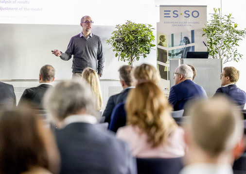  Auch etablierte Rahmenprogrammpunkte, wie das ­Torforum, das R+T Smart-Home Forum, das ­ES-SO ­Seminar, die Sonderschau ,Junge Talente’ oder das Handwerkerbattle wurden mit der Unterstützung der Partnerverbände und Medienpartner um­gesetzt. Auch 20 minütige Vorträge auf den teil­nehmenden Aussteller­ständen, wie die European ­Solar ­Shading ­Organisation, das führende Netzwerk von Sonnen­schutzverbänden in ganz Europa, für ­intelligenten Sonnenschutz als ultimative energieeffiziente ­Lösung für klimaresistente Gebäude eintritt, waren gut ­besucht.