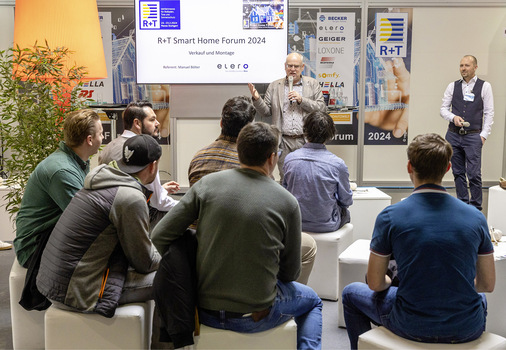  Auch das R+T Smart Home Forum fand auf der R+T 2024 erneut statt. Sponsoren wie Becker-­Antriebe, ­elero. Geiger, Loxone, Warema, Somfy, und ­Hella ­waren mit Referenten und Diskussions­teil­nehmern ­genauso vertreten, wie Fachbetriebe und ­Sach­verständige.