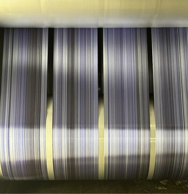 Zur Herstellung des Schussfadens werden Fasern genutzt, die bei einer Farbumstellung von Gewebefasern als farbvermischte Fasern dem Produktionsprozess entnommen werden. - © Foto: Sattler Sun-Tex GmbH
