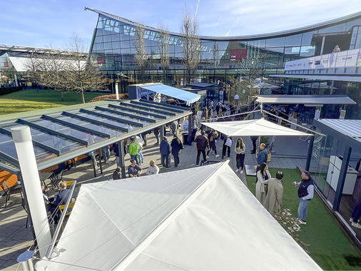 Im Freigelände der Messe Stuttgart präsentierten die Branchengrößen des Outdoor Living ihre hochwertigen Sonnen- und Wetterschutzsysteme. - © Foto: Landesmesse Stuttgart
