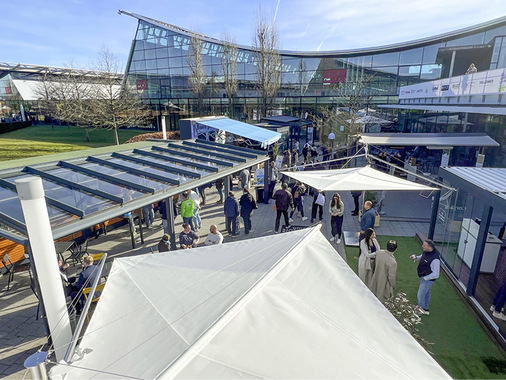  Im Freigelände der Messe Stuttgart präsentierten die Branchengrößen des Outdoor Living ihre hochwertigen Sonnen- und Wetterschutzsysteme.