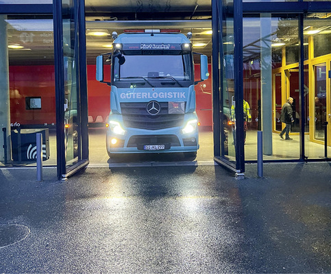  Die Durchfahrtshöhe in den Messepark von 3,8 m erforderte spezielle Kranwagen bzw. Tieflader.