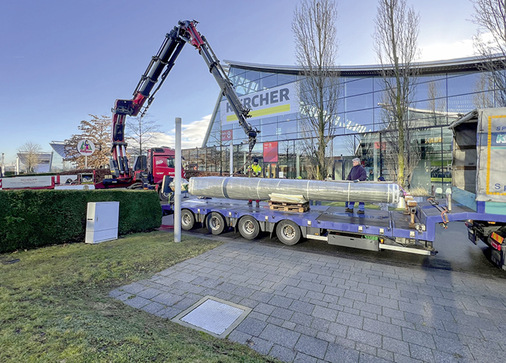 Die Dimension Mensch zu Schirm stellt die besonderen Abmessungen des XXXL Schirms heraus. - © Foto: Olaf Vögele
