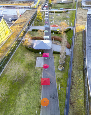 Erst der Drohnenflug zeigt die wahre Dominanz des XXXL Schirms auf der Schirmallee.﻿ - © Foto: Landesmesse Stuttgart
