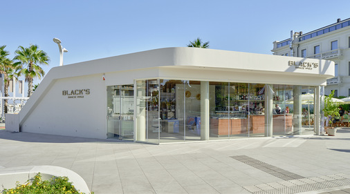  In der malerischen Küstenstadt Cattolica gibt es ein architektonisches Juwel, das fasziniert und inspiriert: das Black’s, ein modernes Lokal, das weit über die Definition eines Cafés hinausgeht.