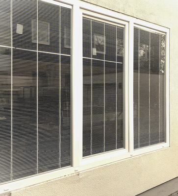  Das spart Geld: Für die Fertigung und die Montage der Jalousien-Isoliergläser braucht es nur ein Gewerk.