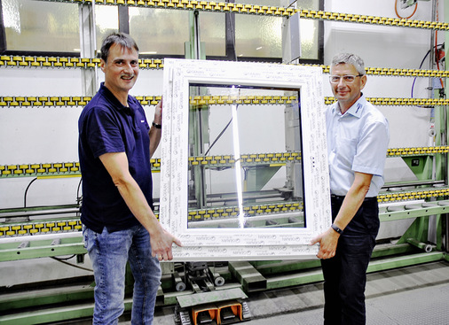  Bei der thema Fensterbau GmbH kommen seit Jahren Leichtverglasungen mit Climatop XN Light und Climatop XN Extra Light zum Einsatz, was den Mitarbeitenden die Handhabe deutlich vereinfacht.