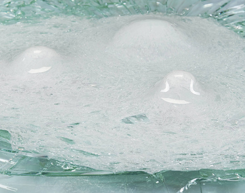  Beschusshemmendes Glas nach dreimaligem Beschuss: Die Kugeln blieben im Mehrschichtverbund stecken.