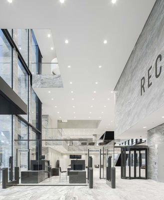  Ein Blick in die Sicherheitsschleuse des neuen Amsterdamer Gerichtsgebäudes. Die Fassade und das Interieur sind mit Hochsicherheitsgläsern von Vetrotech.