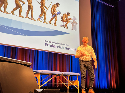  Den Abschluss des ersten Tages bildete Johannes Randolf (Physiotherapeut) mit seinem Vortrag über Gesundheit und den Zusammenhang mit Beschwerdefreiheit im muskulären Gleichgewicht. Er zeigte anhand von einfachen Übungen, die er gleich vor Ort mit den staunenden Zuhörern durchführte, wie man Schmerzen an der Wurzel packen kann.