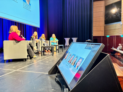  Gastgeberin Dr. Julia Bachinger bat beim erstmals im Rahmen des Fenster-Türen-Treffs stattfindenden Talk hochkarätige Expertinnen aus der Fenster- und Türenbranche auf die Bühne: Mag. Anette Klinger (IFN-Beteiligungs GmbH), Ing. Barbara Kranz (Kranz GmbH & Co. KG), Dr. Verena Oberrauch (EuroWindoor) und Karen Schausberger (IBS - Institut für Brandschutztechnik und Sicherheitsforschung) sprachen unter anderem über die Gründe für die hohe Qualität von Fenstern in Österreich und Süddeutschland, den Beitrag der Fensterbranche zur Sanierung, wie Innovationen entstehen können und den Nutzen der europäischen und nationalen Normung für den Endkunden.